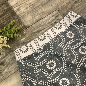 Banana Republic • Pencil Skirt Gray and White